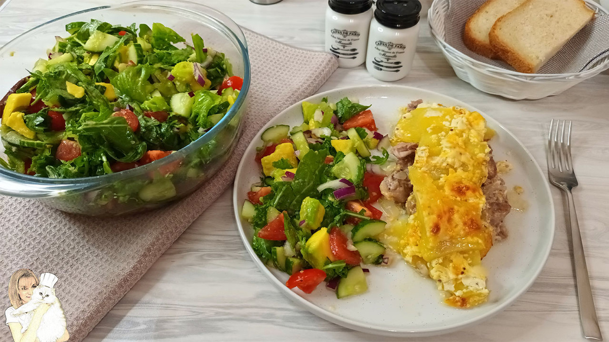 Ингредиенты:
- лук: 250 гр.
- свиная шейка: 2 кг.
- соль
- черный перец
- растительное масло
- картофель : 1 кг.
- сыр : 200 гр.
- сметана : 200 гр.
- майонез : 100 гр.
- дижонская горчица : 4 ч.л.