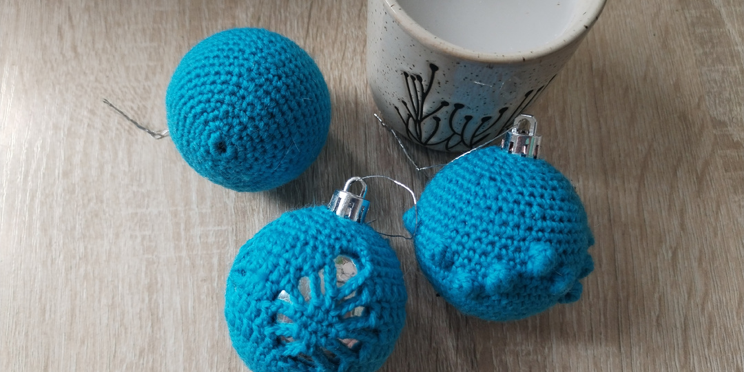 Пластиковый шар + крючок = оригинальная игрушка на ёлку