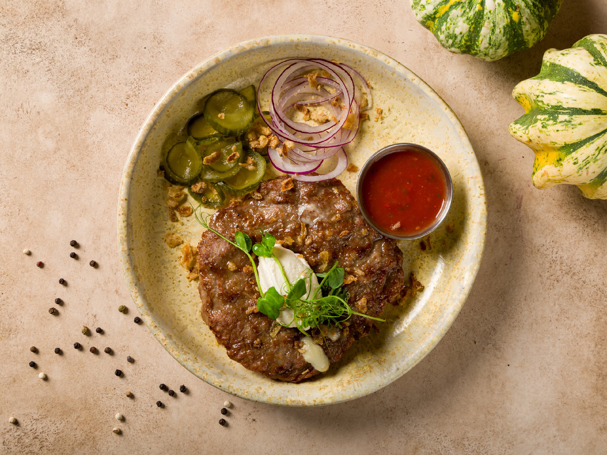 Плескавица из рубленой свинины, говядины и баранины с творожным сыром