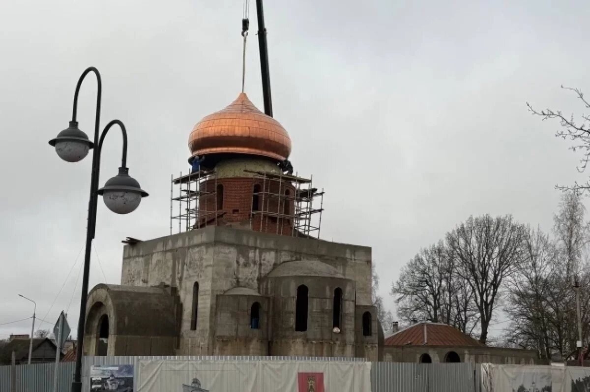    В Торопце на строящемся храме-музее установили крест