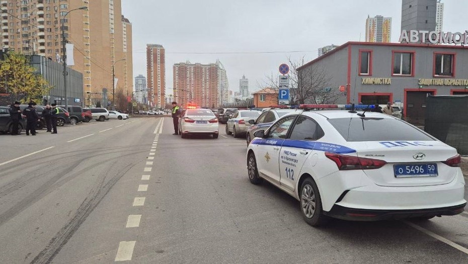 Автор фото: t.me/krasnogorsk_official / Работа полиции у горнолыжного комплекса "Снежком" в Красногорске.