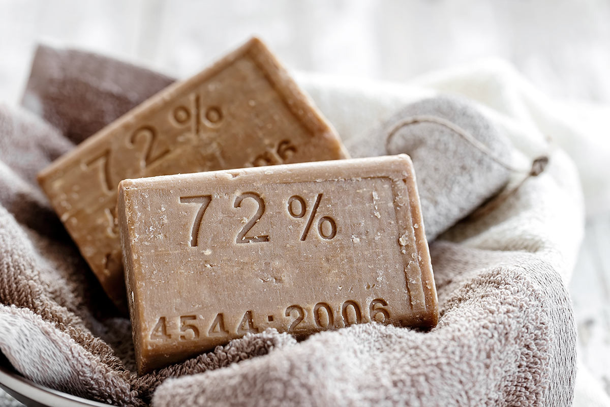 Shutterstock📷Намыльте пятно хозяйственным мылом (72%) и оставьте на некоторое время, затем удалите мыло и постирайте обычным способом