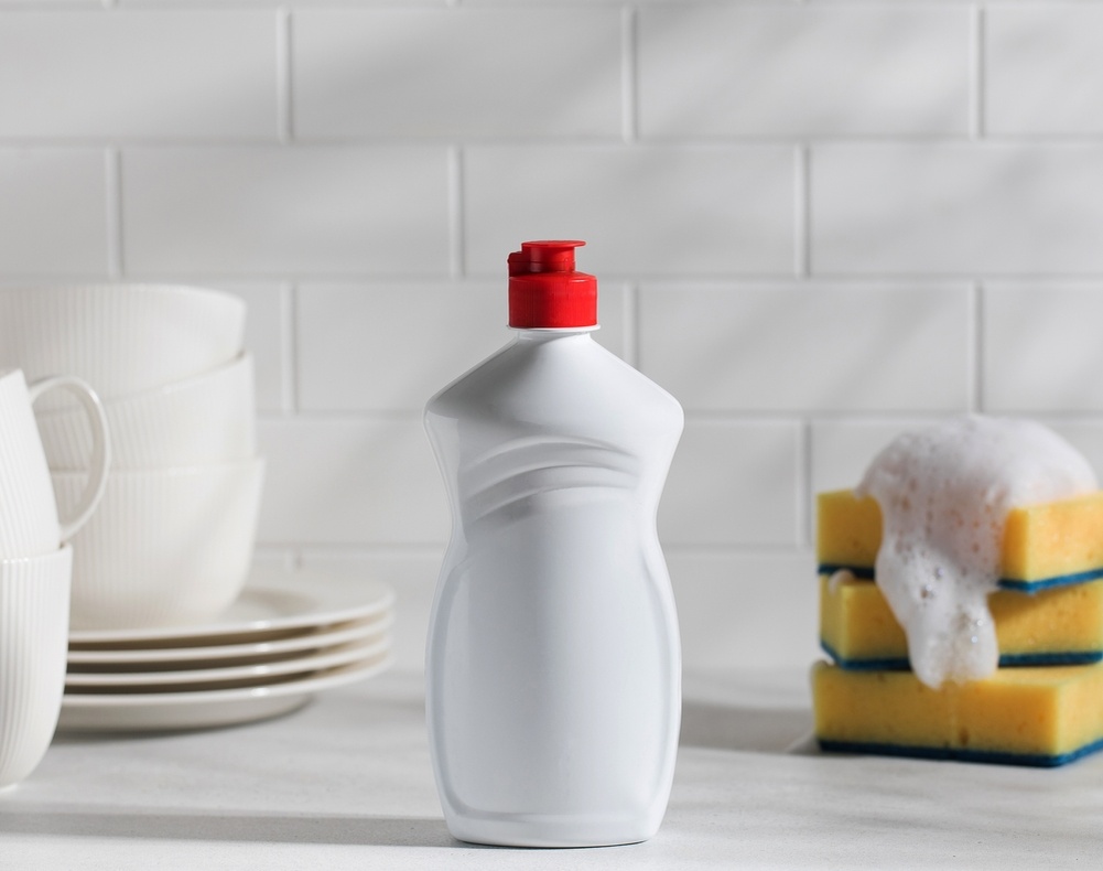 Shutterstock📷Свежие пятна можно обработать жидкостью для мытья посуды, подождать пару минут и постирать