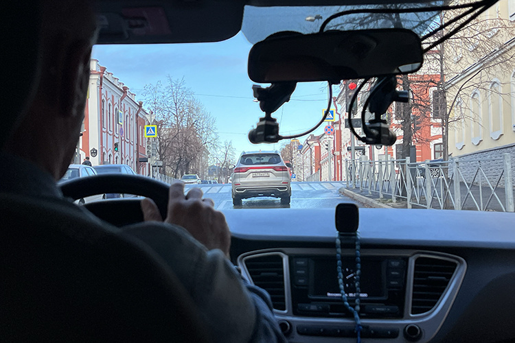    Сегодня три патрульных автомобиля «катаются» по трем маршрутам. За время испытаний в ГАИ направили более 10 тыс. материалов о нарушениях