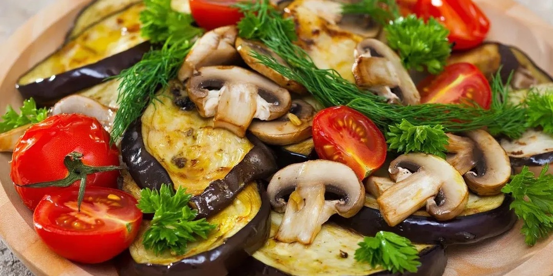 Тёплый салат, грибы с овощами, под соусом с чесноком