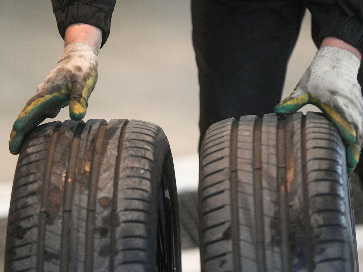    Сотрудник автоцентра в Москве производит шиномонтаж© РИА Новости / Евгений Одиноков
