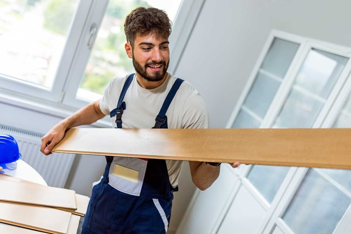 Интересуетесь, чем выровнять пол под ламинат в квартире? Читайте статью! Источник: adriaticfoto / Shutterstock / FOTODOM📷
