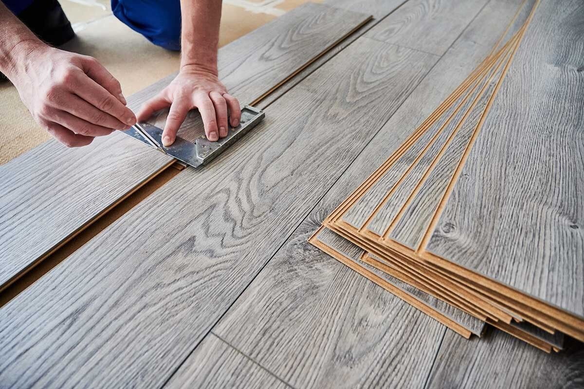 Допустимый перепад пола под ламинат — 2-3 мм на 1 метр длины. Источник: anatoliy_gleb / Shutterstock / FOTODOM📷
