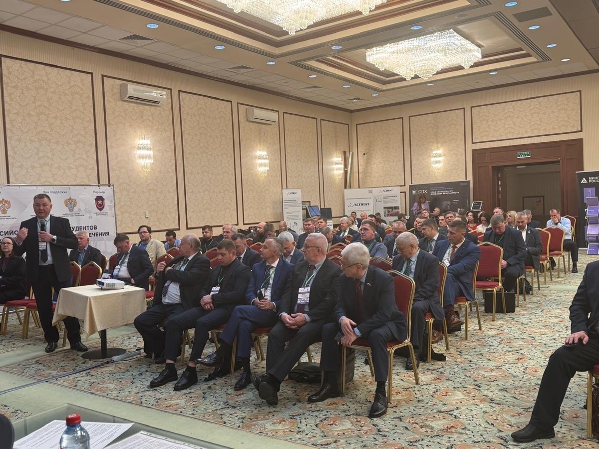 
Среди участников присутствовали Заместитель руководителя Владимир Фонарев, Советник Руководителя Ространснадзора Владимир Черток, Председатель Правления Ассоциации «Транспортная безопасность» Александр Свешников, члены Российской Академии Транспорта Алевтина Кириллова, Владимир Белозеров и Михаил Якимов.
Первая панельная сессия была посвящена теме: «Публичные обсуждения практической деятельности Ространснадзора в области транспортной безопасности».
Модератором выступил Советник Руководителя Ространснадзора Владимир Черток.
Первая панельная сессия: «Публичные обсуждения практической деятельности Ространснадзора в области транспортной безопасности». Модератором выступил Советник Руководителя Ространснадзора Владимир Черток. Участники обсудили основные мероприятия Ространснадзора по надзору за соблюдением законодательства, их цели и итоги, а также основные нарушения. Владимир Черток представил итоги Ассамблеи Международной организации гражданской авиации (ИКАО).