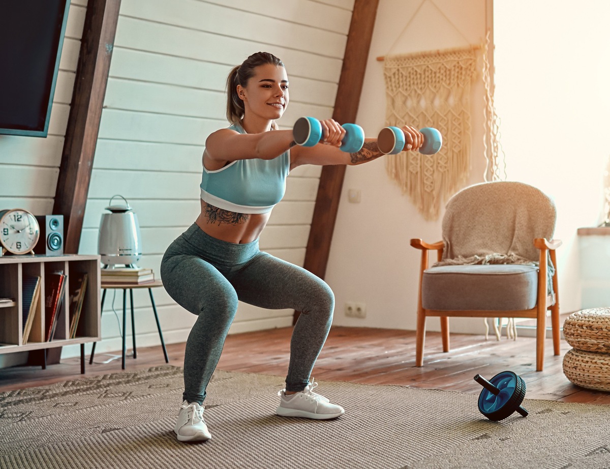 Shutterstock📷Неправильное питание, малоподвижный образ жизни, сидячая работа — способствуют появлению лишних объемов на ногах