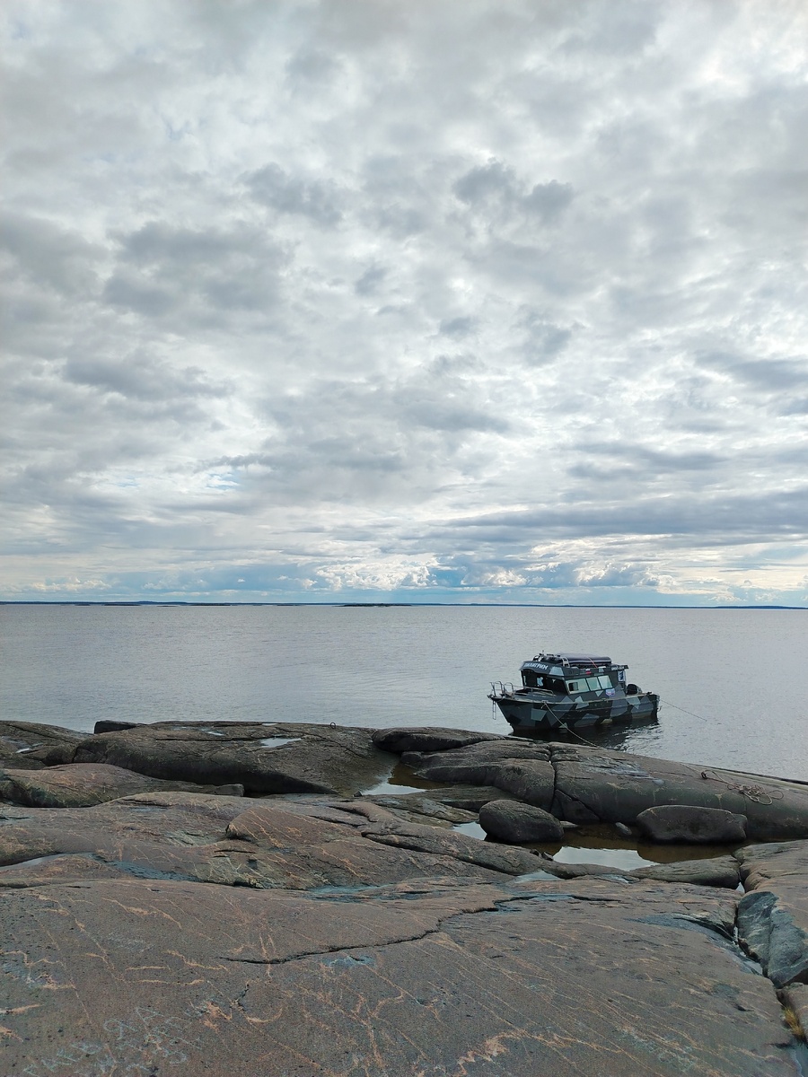 Кий-остров зависим от отливов и приливов: высокая вода поднимается дважды в сутки всего на шесть часов. За это время нужно успеть приехать на остров или уехать с него. Фото: Арина МИФТАХУТДИНОВА