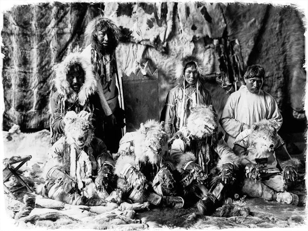 Кавиагамуты (группа инуитов, проживающая на побережье Западной Аляски) в костюмах, предназначенных для исполнения ритуального Танца Волков.