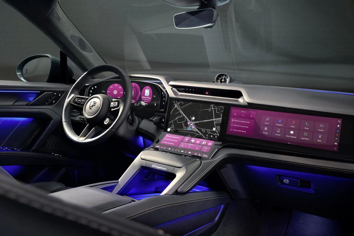    Салон электрического Porsche Cayenne