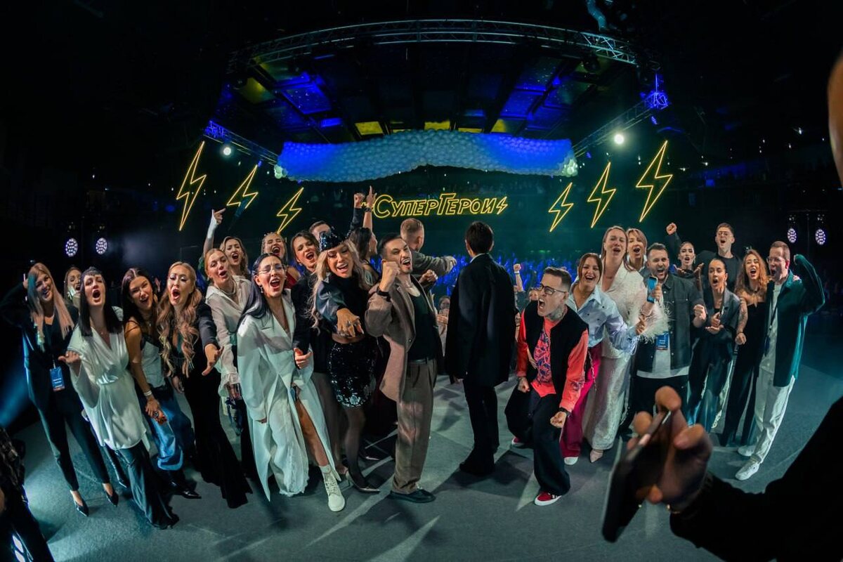 Слава создал огромную сплочённую организацию - команду Супергероев, главный девиз которой "Мечтай, еб@шь и не сдавайся!"