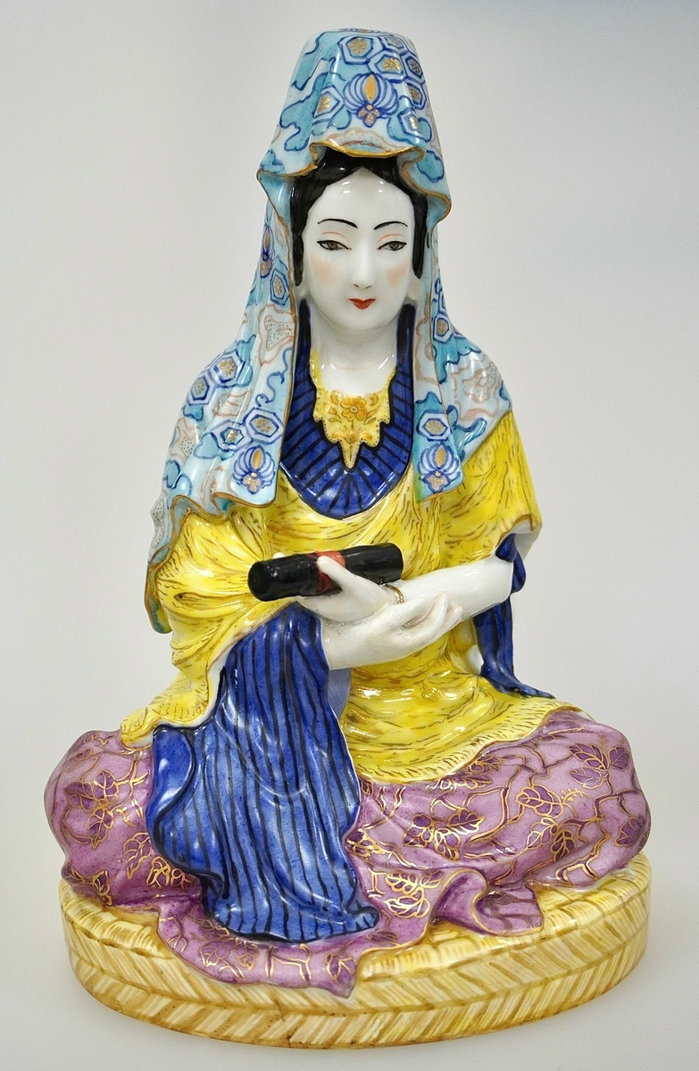 Скульптура на овальной подставке, сидящая в «позе лотоса». Из собрания музея «Невская застава». Автор фото: Евгения Лурье. 2025 год.