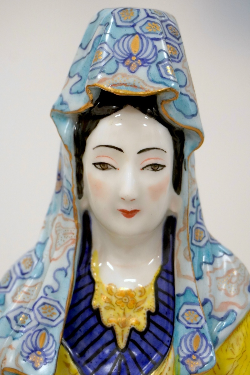 Скульптура на овальной подставке, сидящая в «позе лотоса». Фрагмент. Из собрания музея «Невская застава». Автор фото: Евгения Лурье. 2025 год.