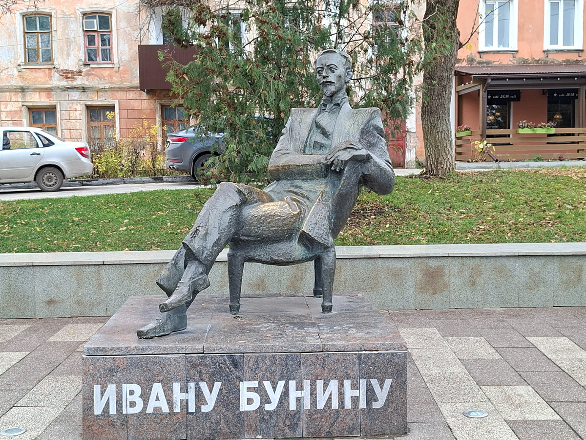 фото автора- памятник Ивану Алексеевичу Бунину