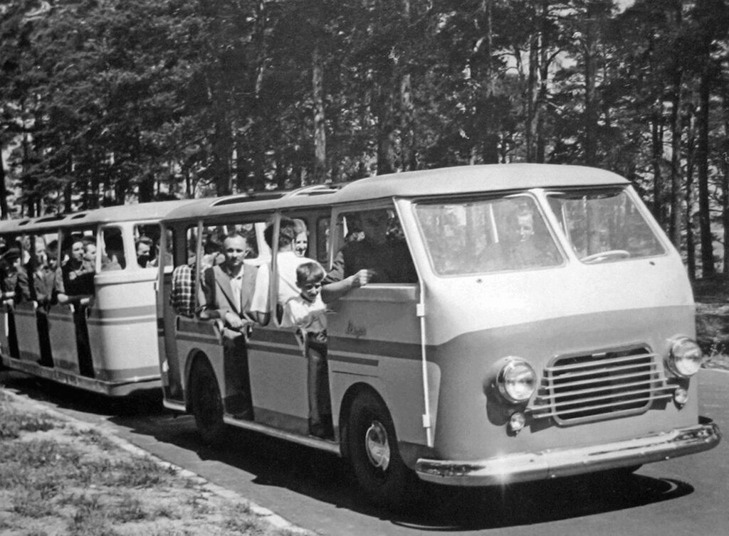 Первый образец прогулочного автопоезда RAF-980‑979 в рижском Межапарке, 1959 г.