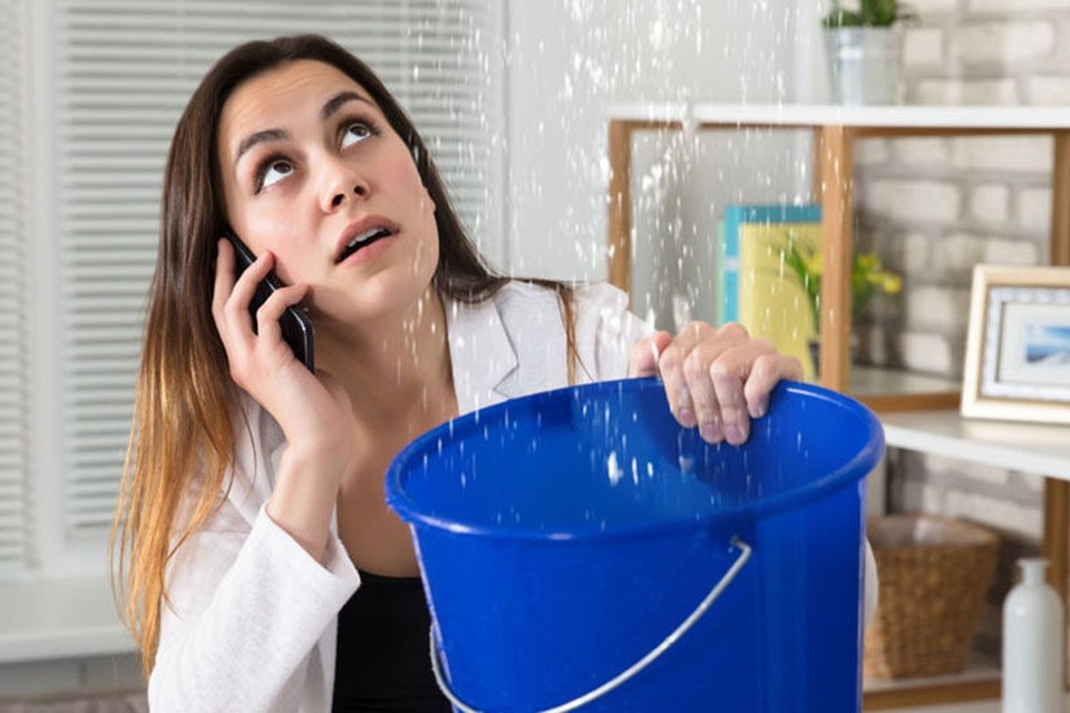    После оценки ущерба жильцы могут подать претензию и требовать возмещения. Фото: Andrey_Popov / Shutterstock / Fotodom