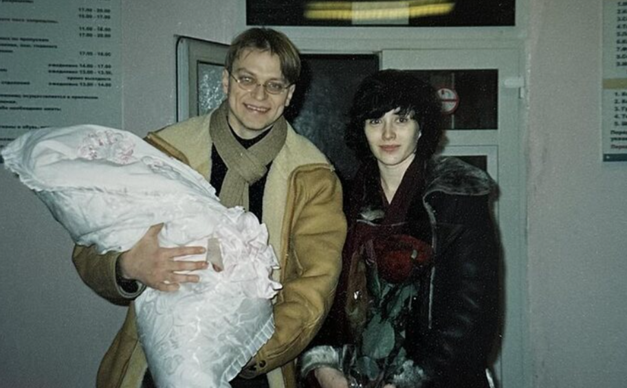 Анатолий с женой и дочкой