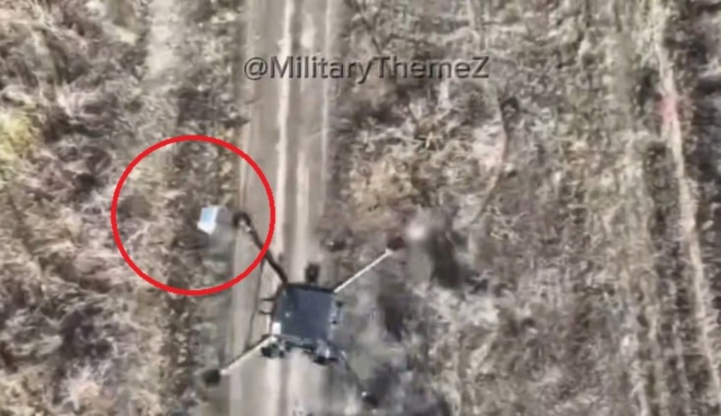 Та самая банка летит в цель. Фото: скрин ТГ Military Themez.