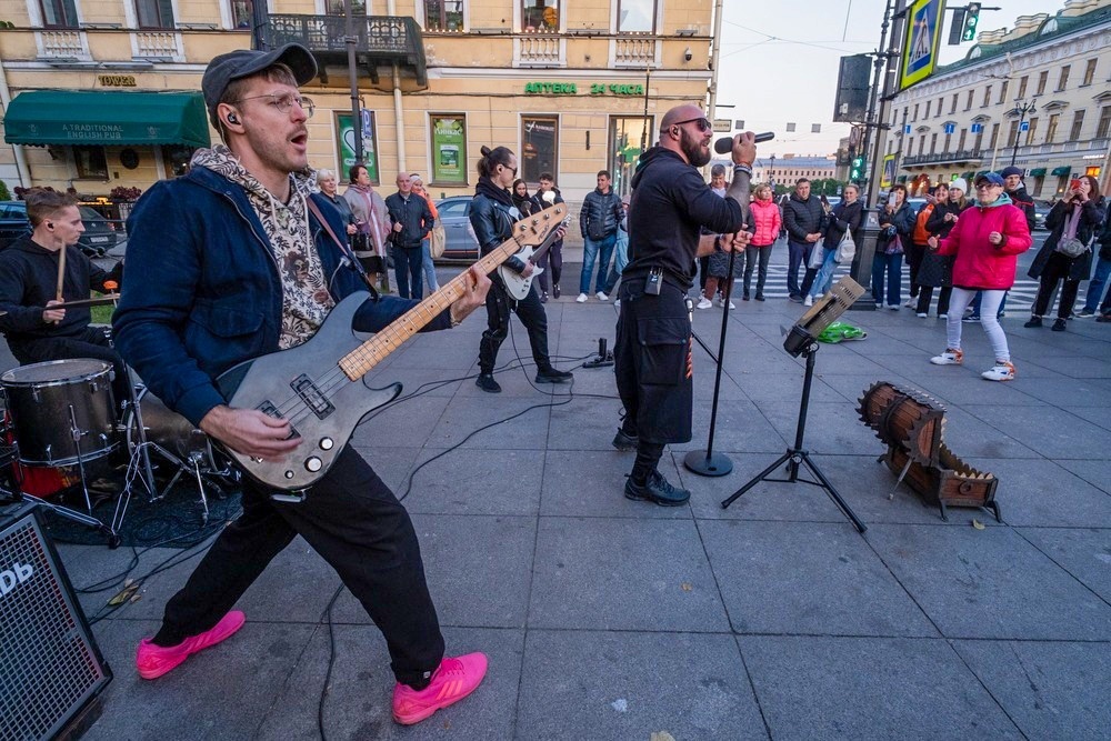   Туристов привлекают выступления уличных музыкантов, а местным жителям громкая музыка часто мешает. / Святослав Акимов