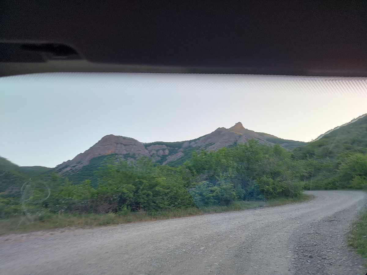 Начинаем заползать на перевал.