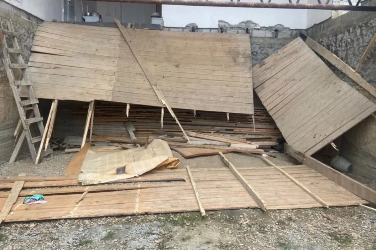    Конструкция не выдержала веса людей.