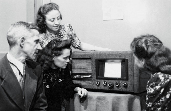 Советская семья за просмотром телевизора