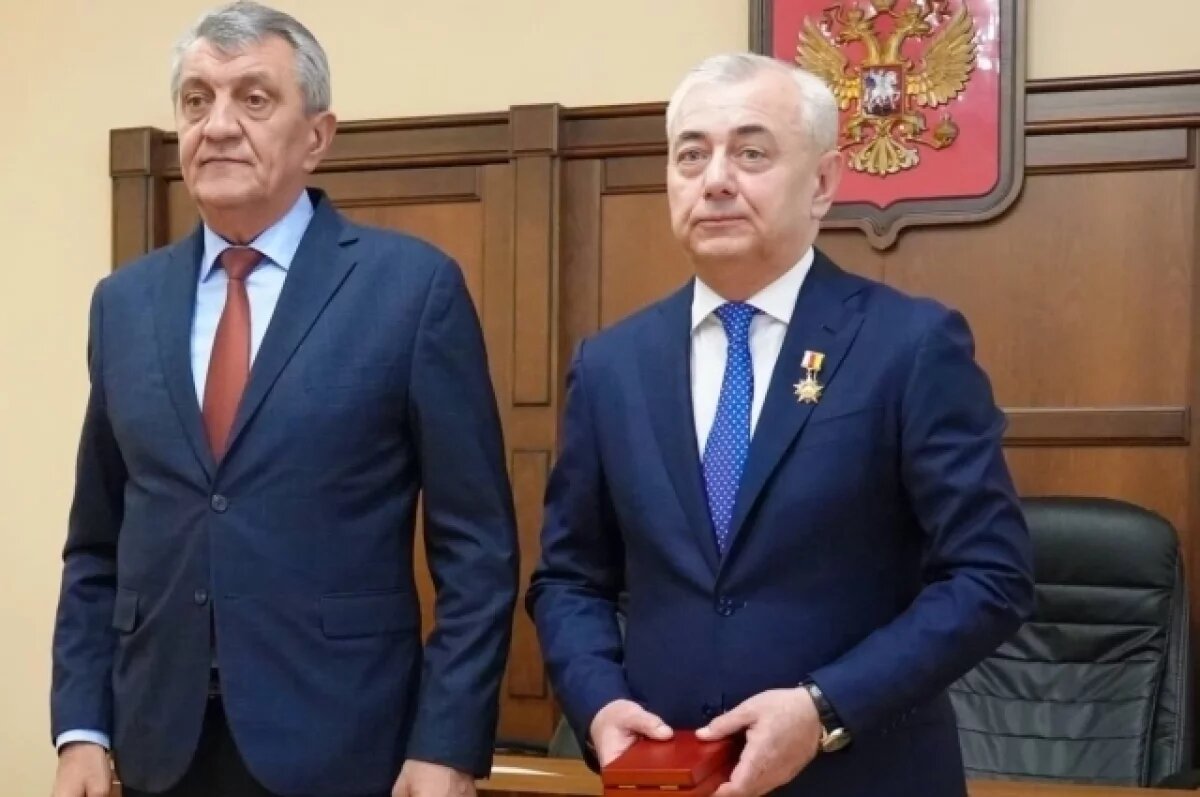    Меняйло наградил председателя Совета судей РСО-А Бека Магометова