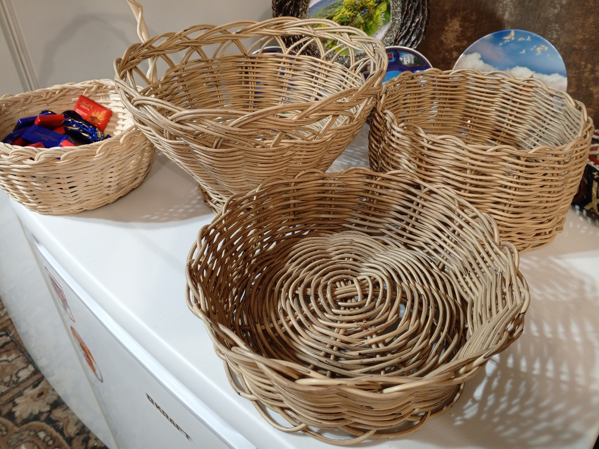 Конфетницы из искусственного ротанга