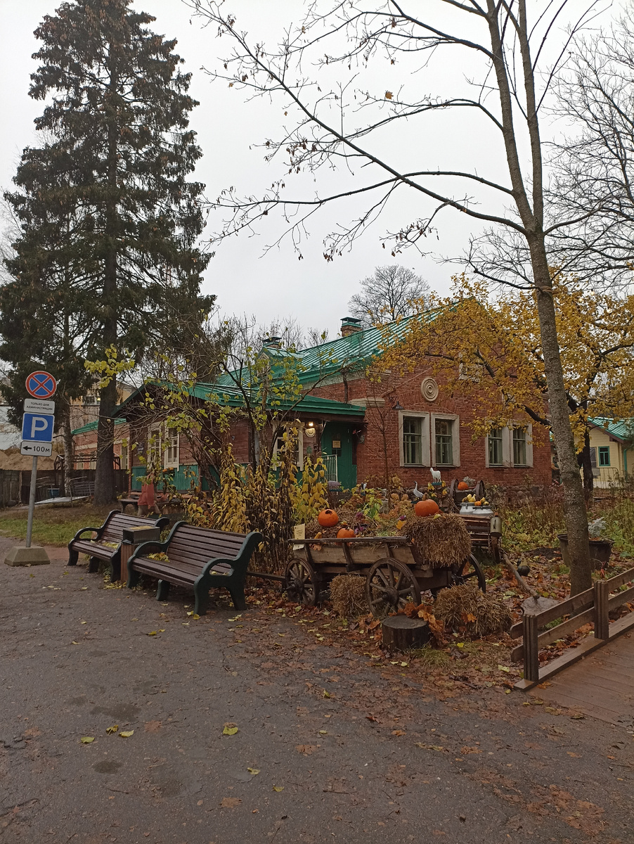 В этом кирпичном здании отделение связи. Вдали ещё какое-то здание  