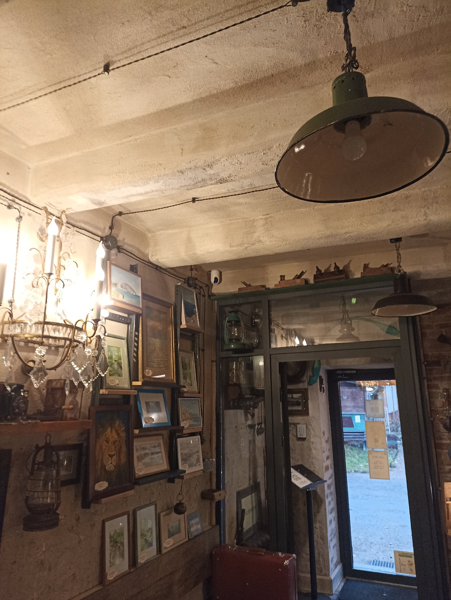 Фонари и чемодан 