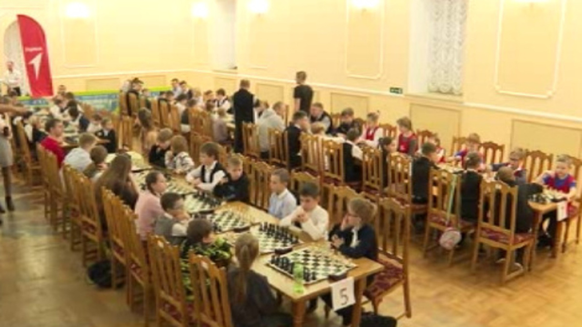    В Курске за шахматной доской разыграли комбинации более четырёхсот школьников