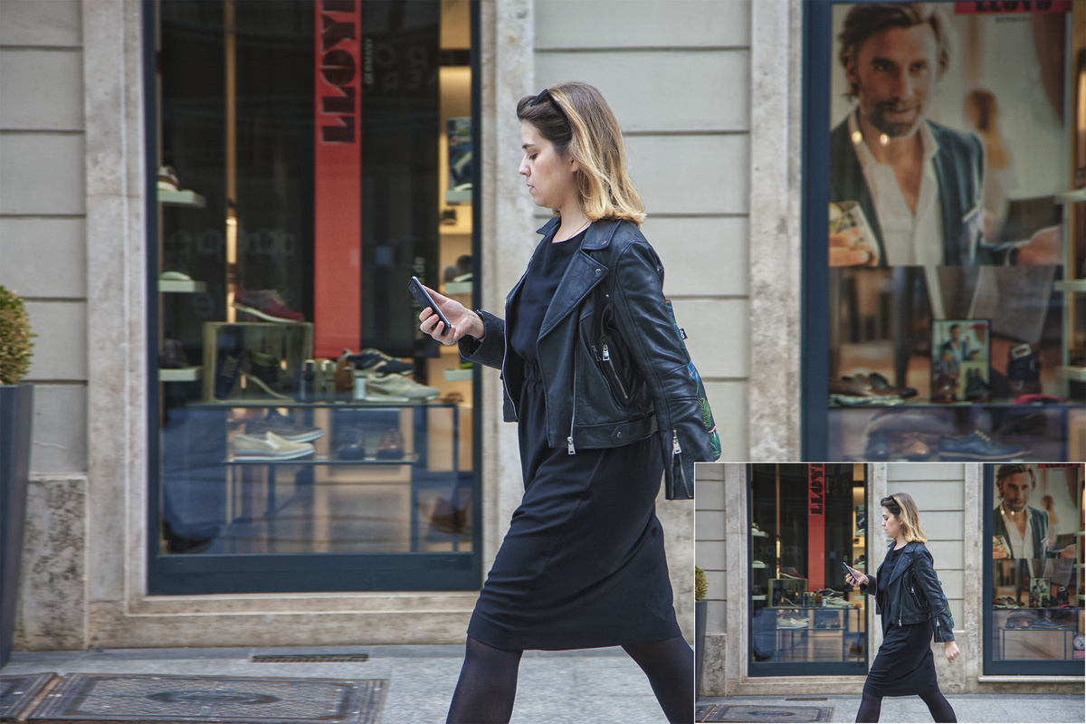 Кадр, в котором очевиден единственный центр внимания ─ девушка глядящая в экран смартфона и энергично движущаяся по улице.
