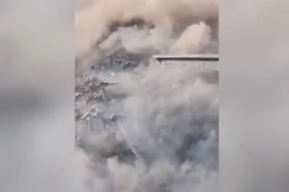    Обрушение автомобильного моста из-за оползня в Китае попало на видео