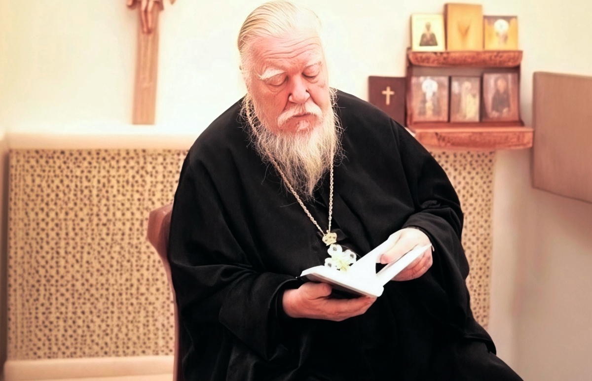 Димитрий Смирнов: «Когда человек читает Евангелие, слово Божие обращается к его душе. И если он начинает его принимать и строить свою жизнь, свои поступки, слова, мысли, чувства в соответствии со словом Божием, то постепенно кривые дороги выпрямляются».