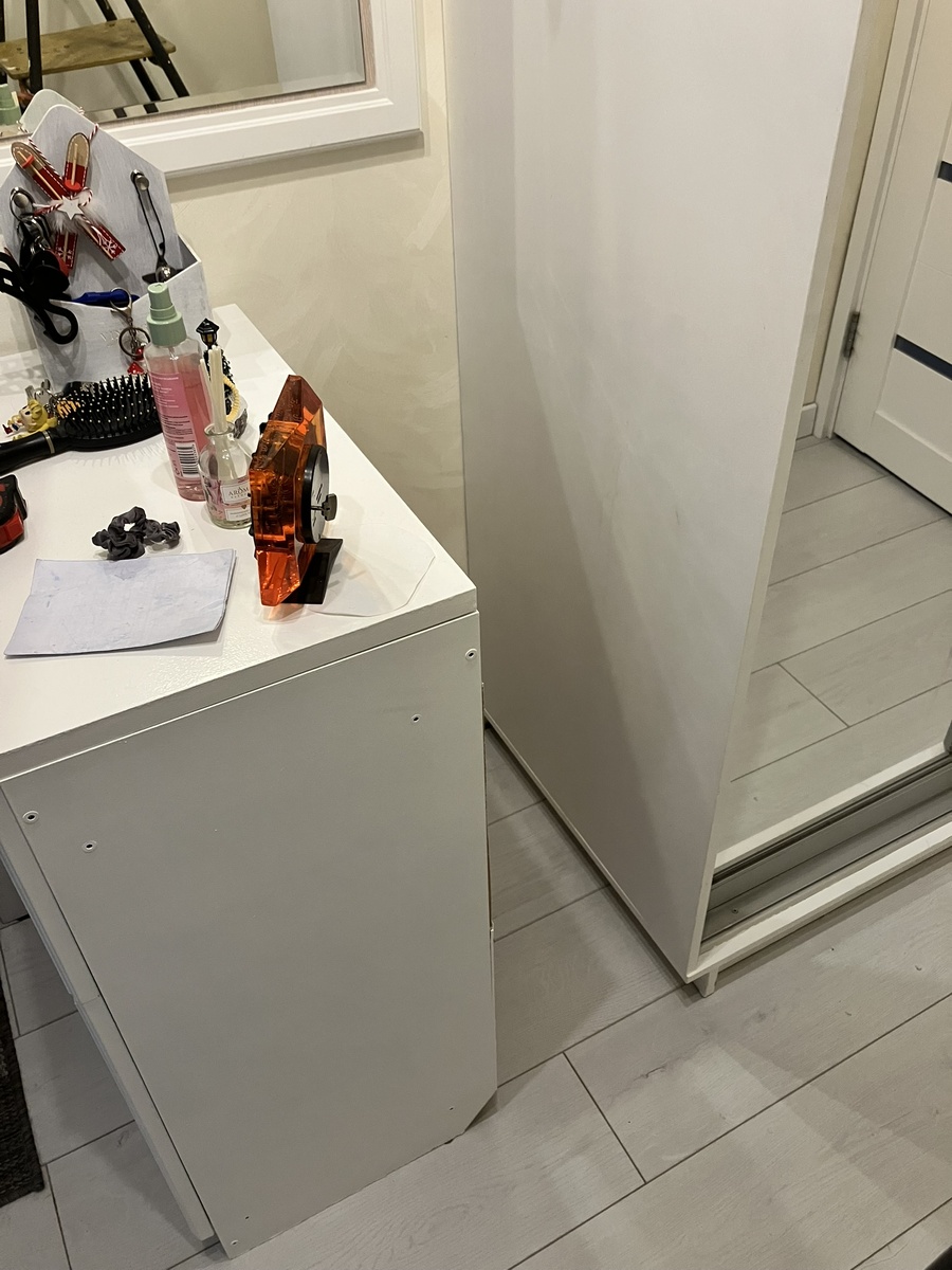 Достаточно просто развернуть мебель!