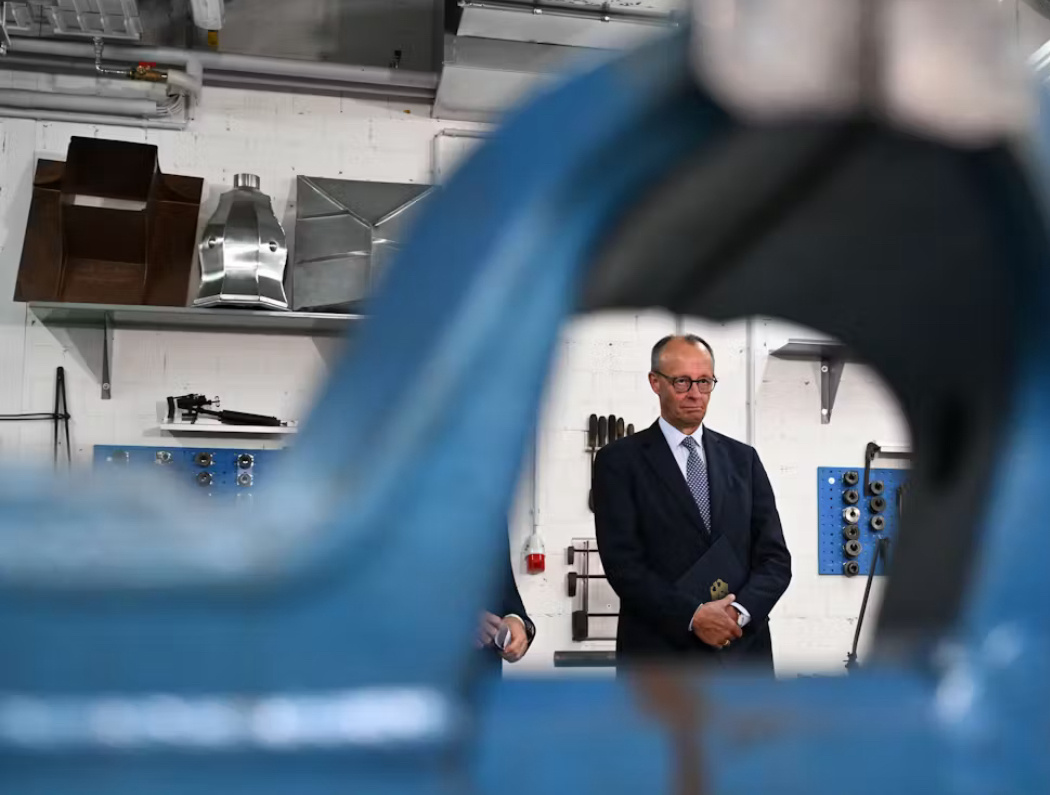 28 октября федеральный канцлер Фридрих Мерц (CDU) за демонстрационным стендом в образовательном центре Ремесленной палаты Дрездена ©️ Hendrik Schmidt/dpa
