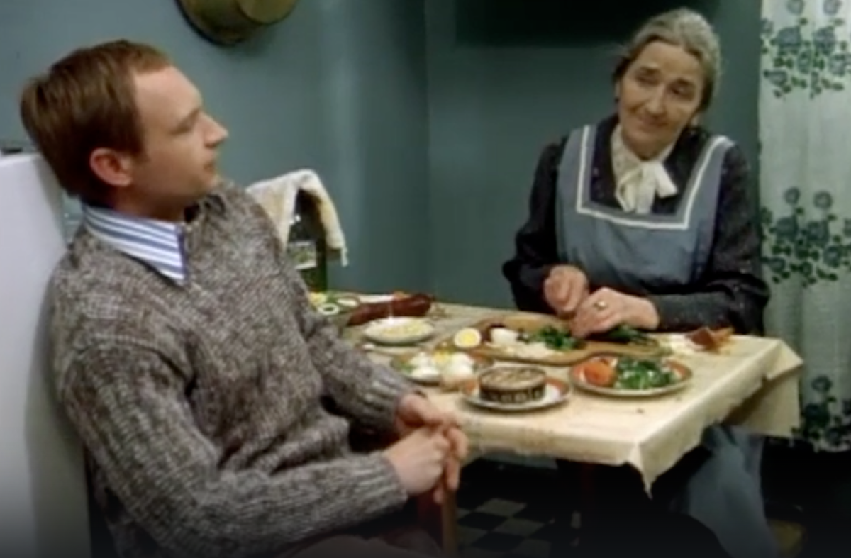 Мама контролирует ситуацию. Кадр из фильма "Ирония судьбы, или с легким паром"