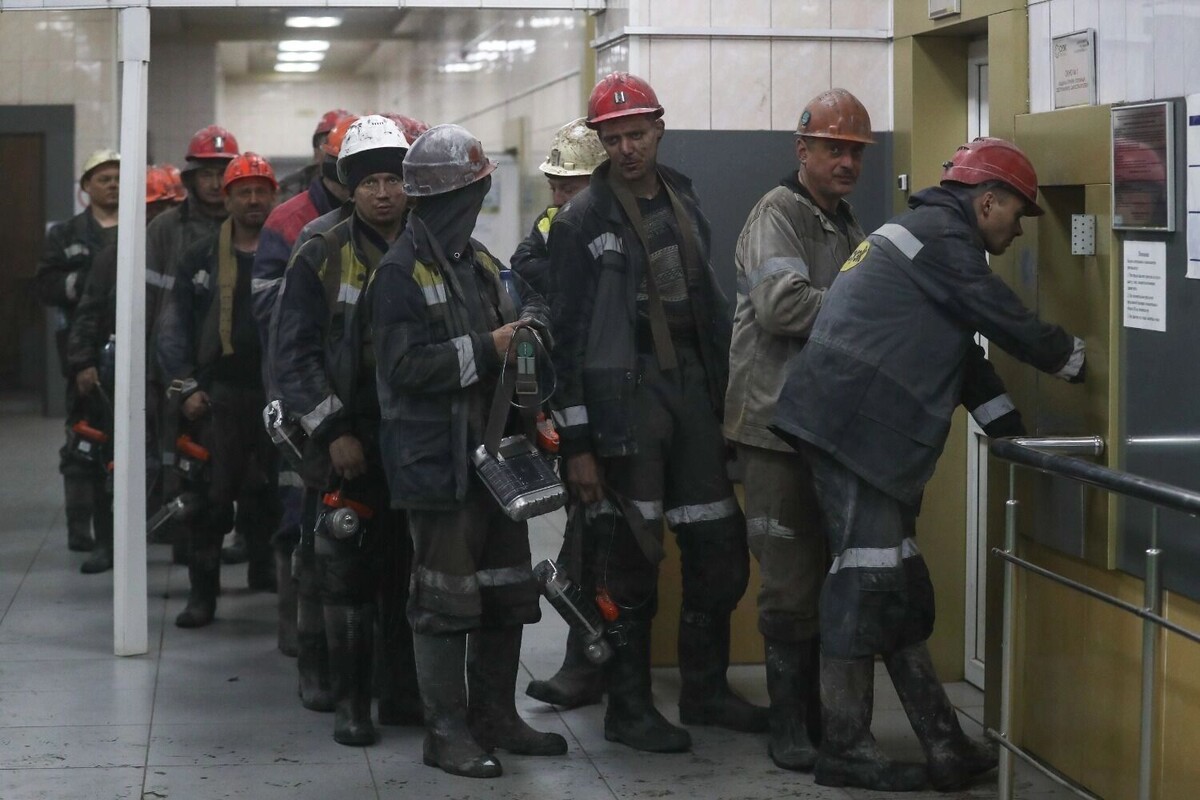 На мелких и средних угольных предприятиях задолженность будет нарастать, говорят в профсоюзе горняков. Фото: Максим Киселев/ТАСС. newizv.ru