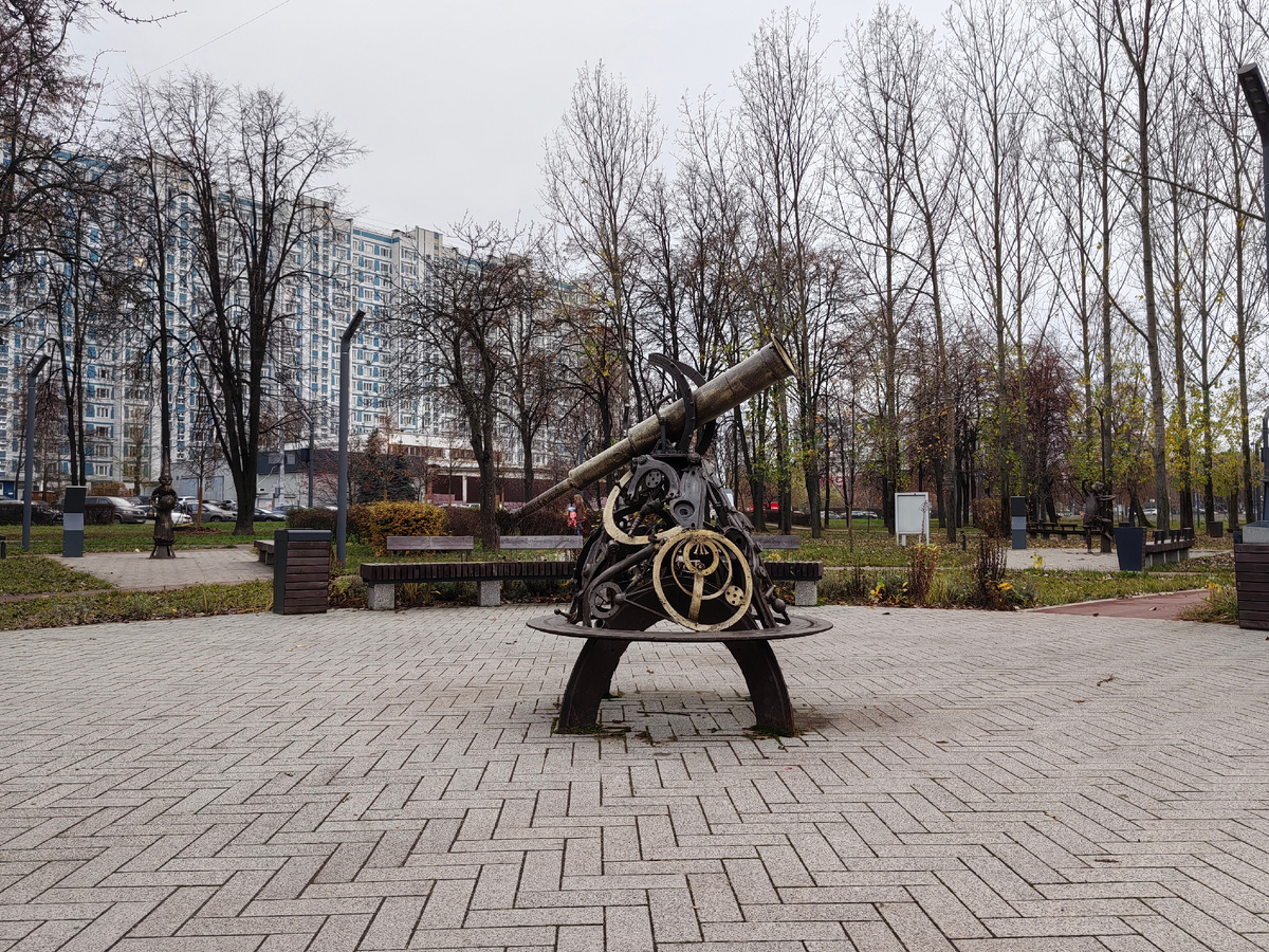 В центре сквера установлена скульптура телескопа