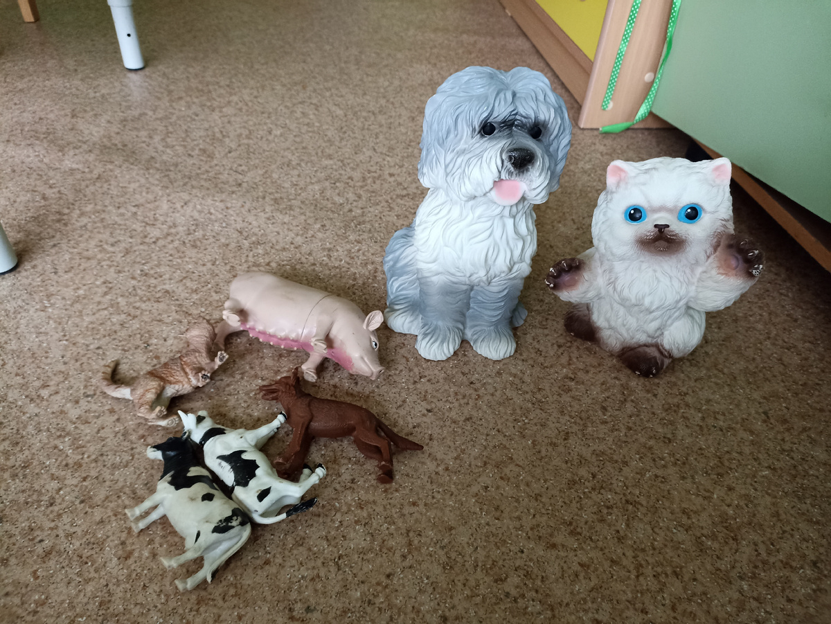 Это я к занятию готовлюсь - заняла в яслях игрушек) 