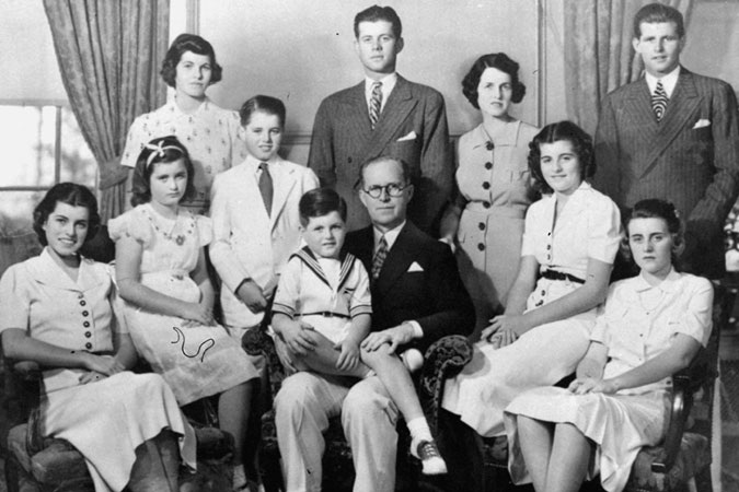Семья Кеннеди: родители Джозеф и Роза Элизабет, дети – Джозеф-младший, Джон, Розмари, Кетлин, Юнис, Патриция, Роберт, Джин и Эдвард.
