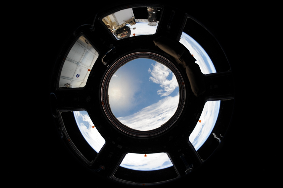 Вид на Землю через окна ОМ Cupola МКС. Фото: spacenews.com