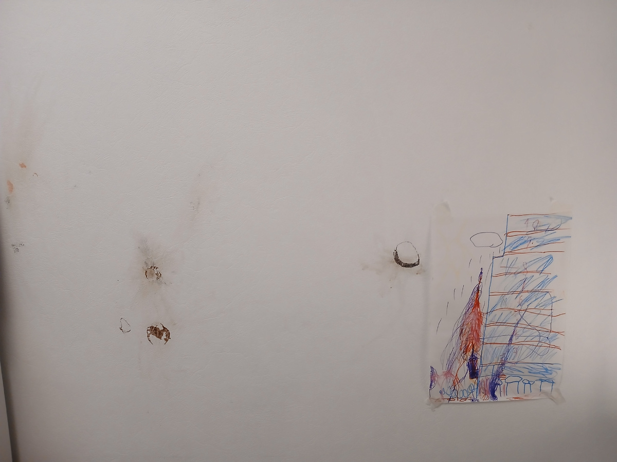 Когда я зашла в комнату, увидела это на стене)