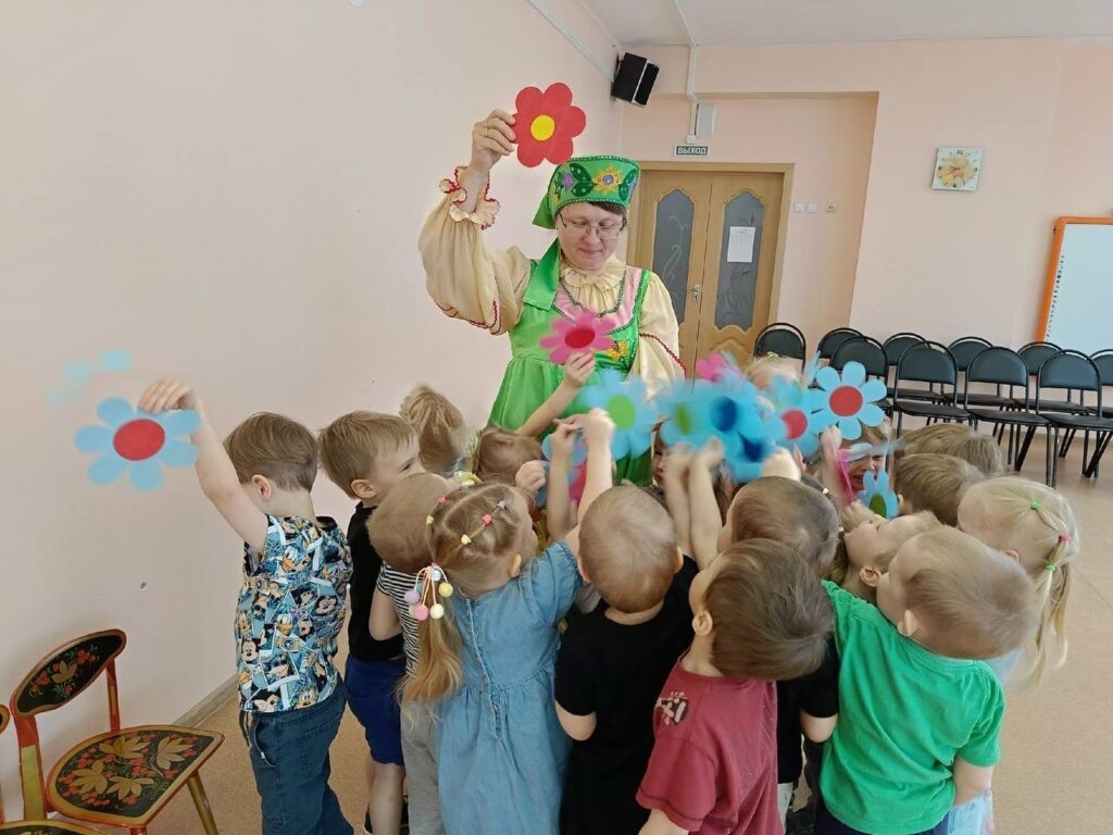 Лариса Александровна — не только воспитатель детской группы, но и ведущая кружка «Мастерская бумажного дизайна»