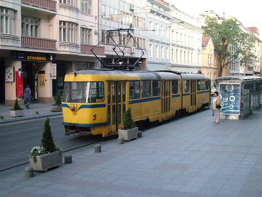 Вагон с пантографом сзади, переживший боевые действия. фото рубежа 90/00-х, источник сайт http://ymtram.mashke.org/, автор Юрий Маллер