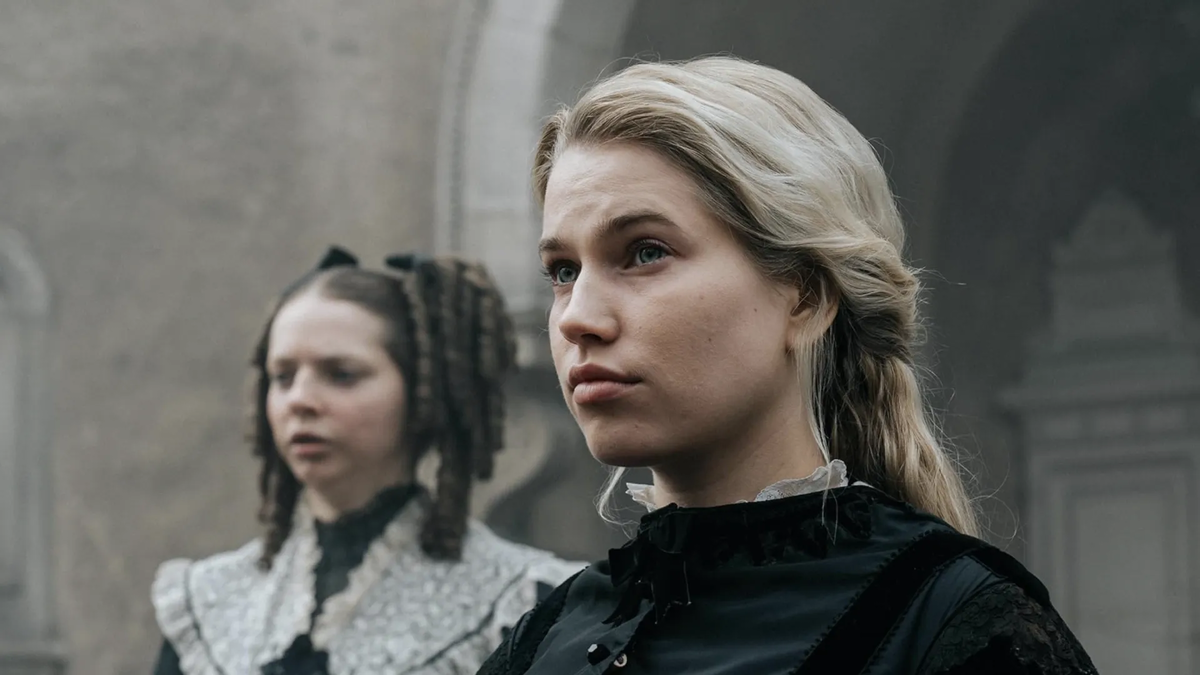 Кадр из фильма «Гадкая сестра» 2025 года, режиссер Эмили Блихфельдт