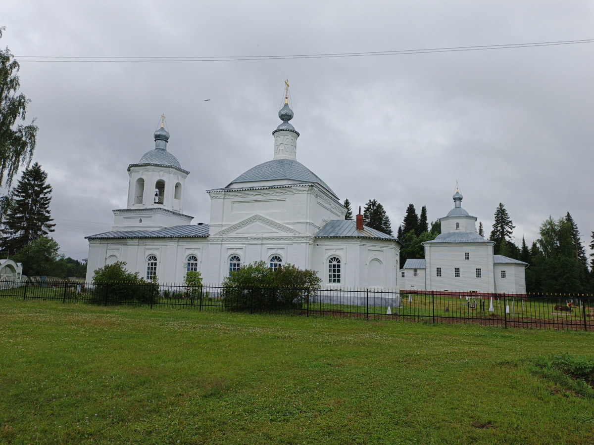 Каменный Успенский и деревянный Богоявленский Храмы д. Туровец